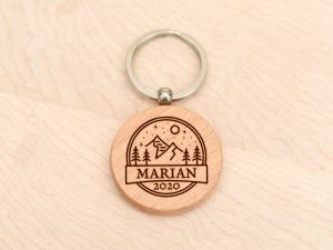 Breloc din lemn rotund personalizat cu nume si an