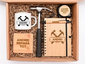 Set cadou personalizat "Repara tot": cana emailata, coaster bambus, ciocan cu desfacator, carnetel si pix, ruleta