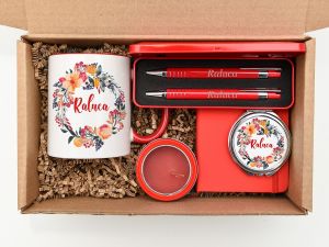 Set cadou personalizat "Lady in red": cana ceramica, set de scris, lumanare, oglinda, carnetel