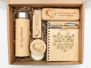 Set cadou personalizat din bambus pentru doamna doctor, termos, carnetel, set de scris, semn carte, lumanare