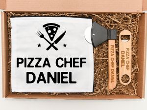 Set cadou personalizat "Pizza si bere", sort negru, cutit pizza, desfacator bambus