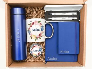 Set cadou personalizat "Lady in blue" extended, termos albastru, cana, carnetele albastre, pixuri, oglinda