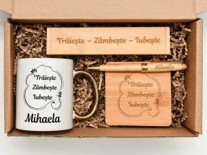 Set cadou personalizat Trăiește Zâmbește Iubește – cană ceramică, suport din bambus, pix și etui personalizate