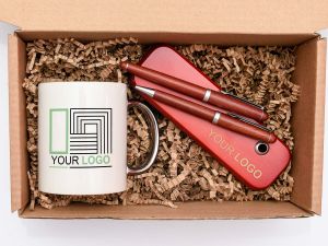 Set Cadou Corporate Personalizat Model 1 – Cană Ceramică, Pix și Stilou din Lemn de Palisandru în Cutie Personalizată