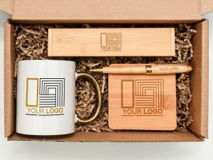 Set Cadou Corporate Personalizat Model 7 – Cană, Pix Premium, Etui și Suport din Bambus