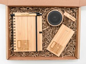 Set Cadou Corporate Personalizat Model 9 – Carnet, Pix, Stick USB, Powerbank și Boxă Bluetooth din Bambus