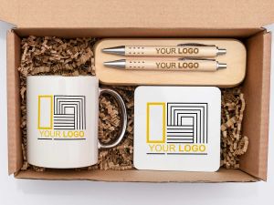 Set Cadou Corporate Personalizat Model 3 – Cană Ceramică, Set Scris din Lemn și Suport de Pahar cu LOGO