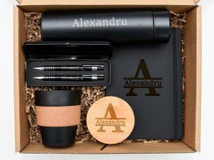 Set cadou personalizat "Monogram", black: TERMOS, SET DE SCRIS, PAHAR PP CU CAPAC BAMBUS, CARNETEL A5 NEGRU