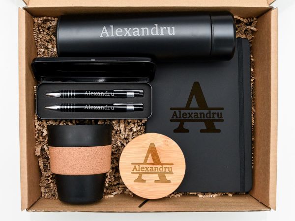 Set cadou personalizat "Monogram", black: TERMOS, SET DE SCRIS, PAHAR PP CU CAPAC BAMBUS, CARNETEL A5 NEGRU